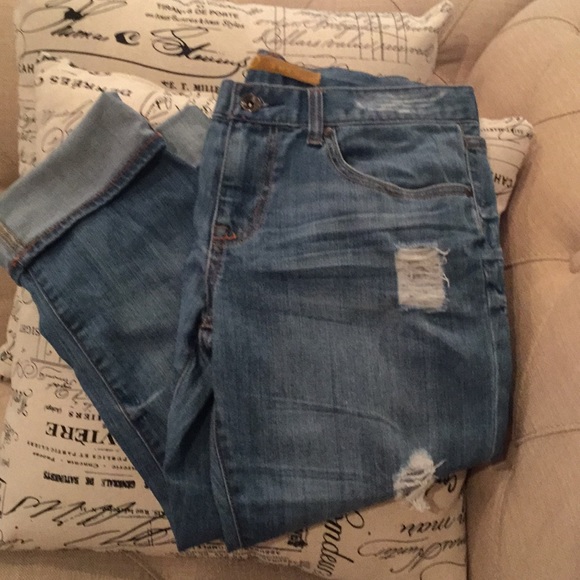 Distressed Jean Capris - Picture 5 of 8